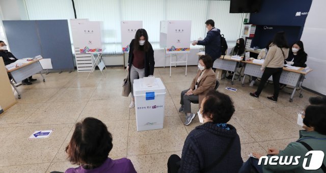 4·7재보궐 선거일인 7일 오전 서울 종로구 삼청동주민센터에 마련된 투표소에서 시민들이 투표를 하고 있다. 2021.4.7/뉴스1 © News1