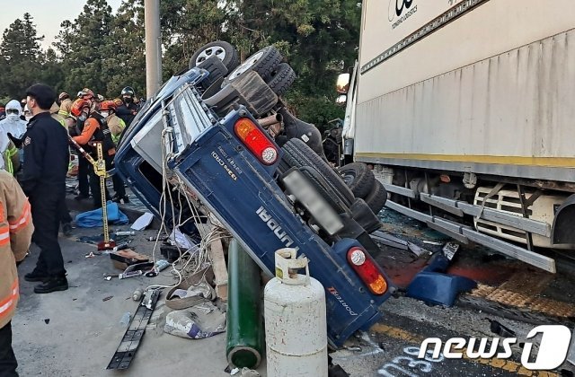 6일 오후 5시59분쯤 제주대학교 입구 사거리에서 산천단서 주행 중이던 화물트럭이 시내버스 2대와 1톤 트럭을 잇따라 들이받아 3명이 숨지고 60여 명이 부상을 입었다.(독자 제공)2021.4.6/뉴스1 © News1