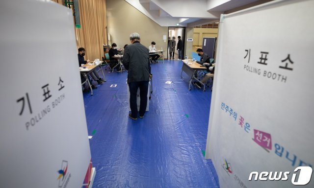 4·7 재보궐선거 투표일인 7일 오후 서울 강남구 단대부고에 마련된 대치1동 제1투표소를 찾은 시민들이 소중한 한표를 행사하고 있다. 2021.4.7/뉴스1 © News1