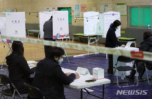 재보궐선거일인 7일 서울 홍제3동 제3투표소(홍제배드민턴장)을 찾은 시민이 투표를 하고 있다. 뉴시스