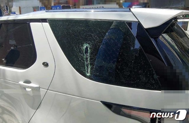 파손된 SUV 유리창.(부산경찰청 제공) © 뉴스1