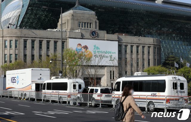 서울 중구 서울광장 주변에 방송 관계자들이 생중계 준비를 하고 있다. 2021.4.6/뉴스1 © News1