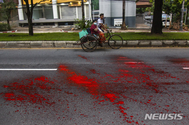 미얀마 시위대가 거리에 뿌린 붉은 페인트