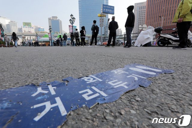 7일 서울역 임시 선별검사소에서 시민들이 검사 대기를 하고 있다. 2021.4.7 © News1