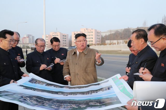 북한 김정은 노동당 총비서가 평양 보통강변에 건설한 800세대의 다락식주택구 건설 예정지를 현지지도 했다. (평양 노동신문=뉴스1)