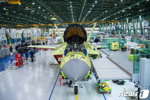 경남 사천 한국항공우주산업(KAI) 사천공장에서 한국형전투기 KF-X 시제기 막바지 조립 작업이 진행되고 있다.(방위사업청 제공) 2021.3.1/뉴스1