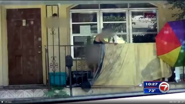 집주인의 여동생이 집 앞 현관에서 생활하는 모습. WSVN-TV 방송화면 갈무리