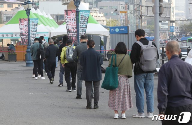 서울역 임시선별진료소에서 시민들이 검사대기를 하고 있다. 2021.4.7/뉴스1 © News1