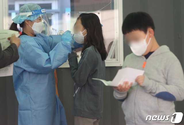 지난 7일 서울역 임시선별진료소에서 시민들이 검사를 받고 있다. 2021.4.7 © News1