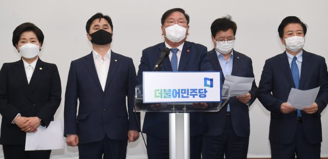 김태년 더불어민주당 대표 직무대행이 8일 오후 서울 여의도 국회에서 4.7 재보궐 선거 패배의 책임을 지고 지도부 사퇴를 발표하고 있다.