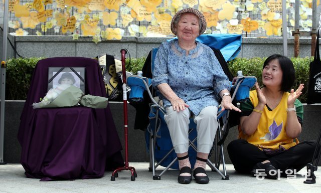 (왼쪽부터) 길원옥 할머니, 윤미향 더불어민주당 의원. 사진=동아일보DB