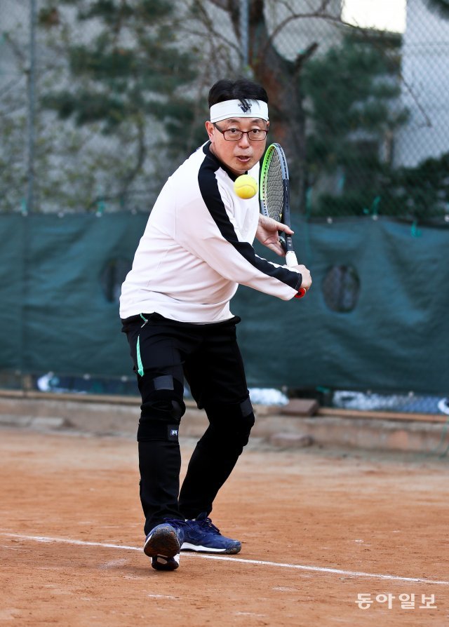 이 교수가 서울대병원 테니스 코트에서 테니스를 즐기고 있다. 김상훈 기자 corekim@donga.com