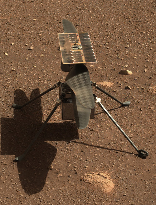4월 5일 미 항공우주국(NASA)의 화성 탐사 로버 ‘퍼시비어런스’에 실린 카메라가 퍼시비어런스에서 분리돼 비행 준비를 위해 화성 표면에 안착한 ‘인저뉴이티’를 활영한 사진. NASA·JPL 제공