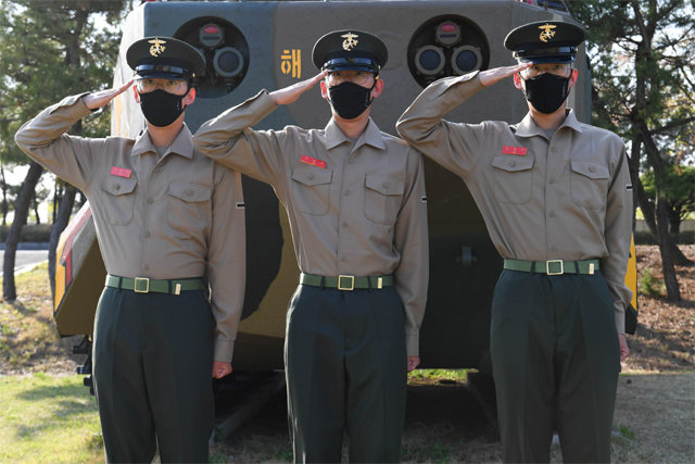 7주간의 훈련을 마치고 8일 정식 해병대원이 된 세쌍둥이 김용호, 용환, 용하 이병(왼쪽부터). 해병대 제공