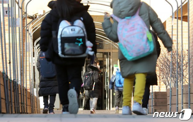 지난해 12월14일 서울의 한 초등학교에서 학생들이 등교를 하고 있다. © News1