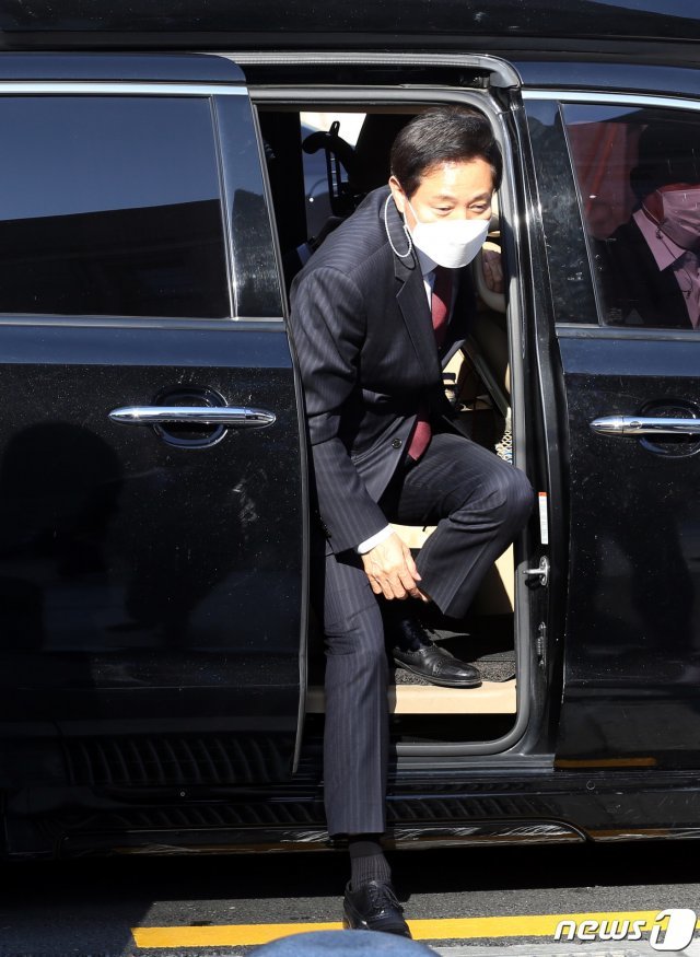 오세훈 시장이 8일 오전 서울시청으로 첫 출근하기 위해 차량에서 내리고 있다. 2021.4.8/뉴스1 © News1
