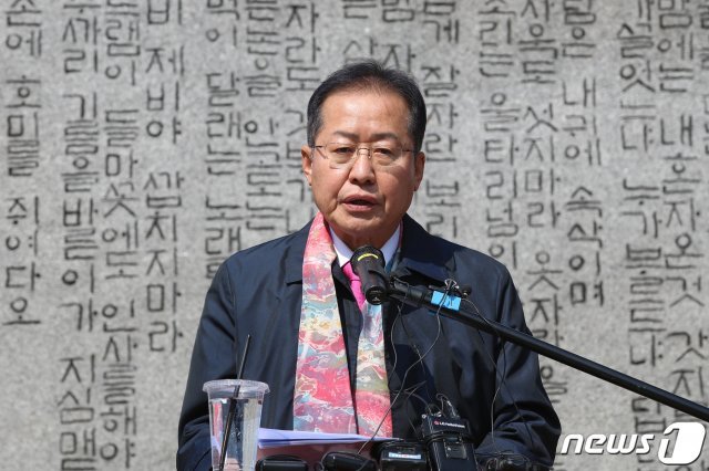 2020년 3월 17일 홍준표 전 자유한국당(국민의힘 전신) 대표가 대구 수성못 상화동산에서 4.15 총선 대구 수성을 무소속 출마를 선언하고 있다. © News1