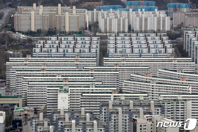 서울 강남 은마아파트를 비롯한 일대 아파트 단지 모습. 2021.4.2/뉴스1 © News1