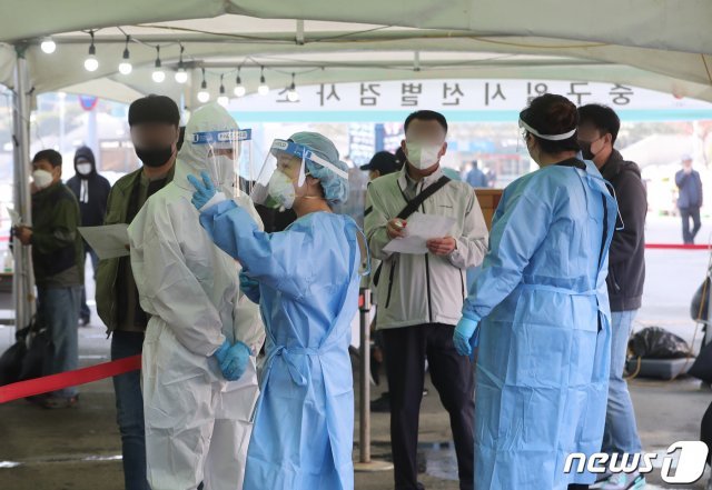 서울역 임시선별진료소에서 시민들이 검사대기를 하고 있다./뉴스1 © News1