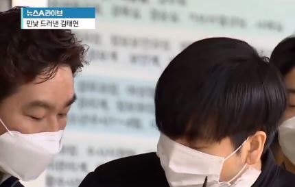 세 모녀를 살해한 김태현이 9일 경찰에게 “잠깐만 팔을 좀 놔 달라”고 요구하고 있다. 채널A