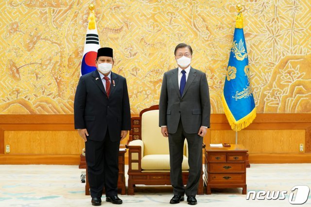 문재인 대통령(오른쪽)이 8일 청와대에서 프라보워 수비안토 인도네시아 국방장관을 만나 기념사진을 찍고 있다. 2021.4.8/뉴스1 © News1