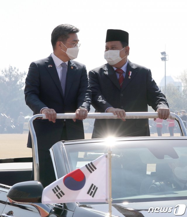 서욱 국방부 장관(왼쪽)과 프라보워 수비안토 인도네시아 국방장관이 8일 서울 용산구 국방부 청사에서 의장대를 사열하고 있다. (국방일보 제공) 2021.4.8/뉴스1