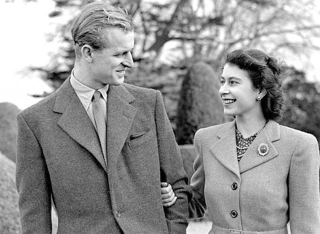 엘리자베스 2세 영국 여왕이 공주였던 1947년 11월 결혼한 필립 공은 런던 근교 햄프셔에서 신혼 시절을 보냈다. 신혼의 두 사람이 팔짱을 낀 채 서로를 보며 웃고 있다. 버킹엄궁 제공