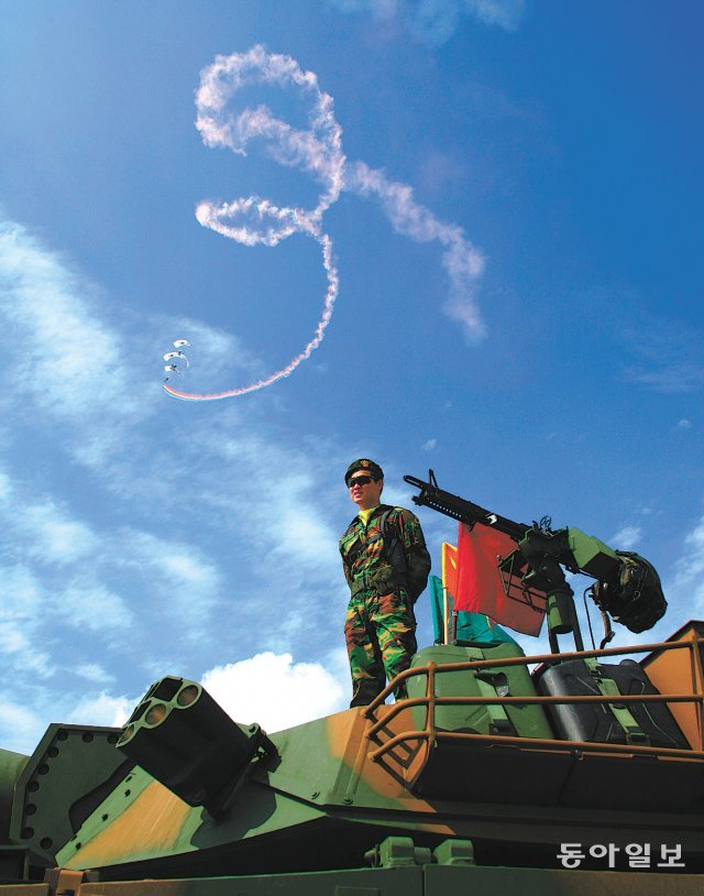 충남 계룡시 3군 본부 인근 활주로에서 열린 군문화축제에 참가한 기갑부대. 지명훈 기자 mhjee@donga.com