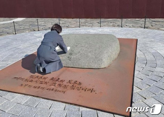 추미애 전 법무부 장관이 지난 2월 6일 경남 김해 봉하마을의 고(故) 노무현 전 대통령 묘역을 찾아 방명록에 ‘공정과 정의를 향한 대통령님의 꿈과 도전을 한순간도 잊지 않습니다’라고 적었다. 이에 대해 차기 대선을 준비하는 것 아니냐는 분석이 나왔다. (추미애 페이스북) © News1