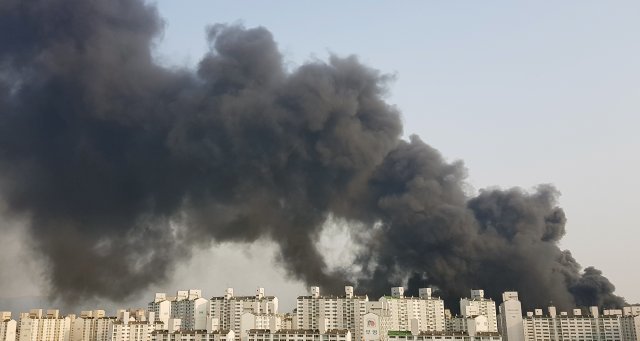 10일 오후 경기 남양주시 다산동의 한 주상복합건물에서 불이 나 일대에 검은 연기가 퍼지고 있다. 뉴스1