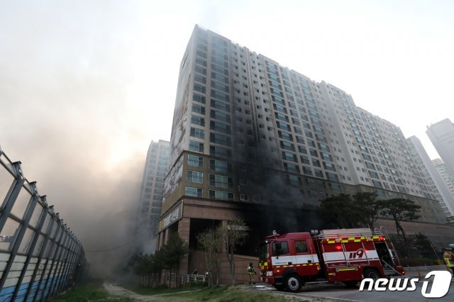 10일 오후 경기 남양주 다산동 한 주상복합건물에서 불이나 연기가 치솟고 있다. 2021.4.10/뉴스1 © News1