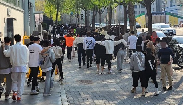 11일 오전 서울 강남의 한 유흥주점 클럽 앞 인도가 젊은 사람들로 북적이고 있다. 뉴시스