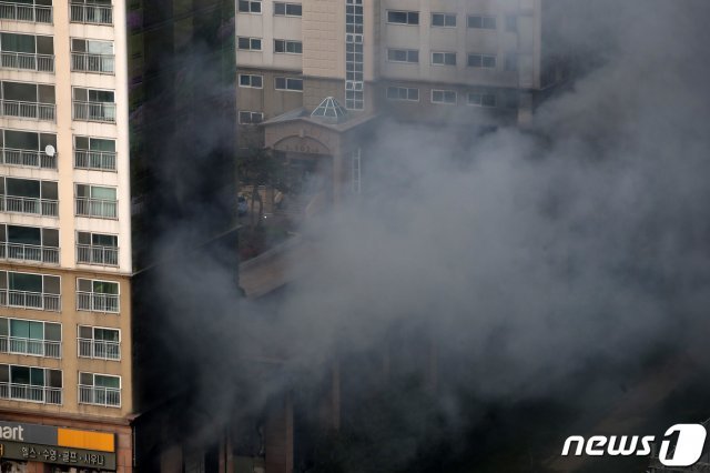 10일 오후 경기 남양주시 도농동의 한 주상복합건물에서 불이나 연기가 치솟고 있다. 2021.4.10 © News1