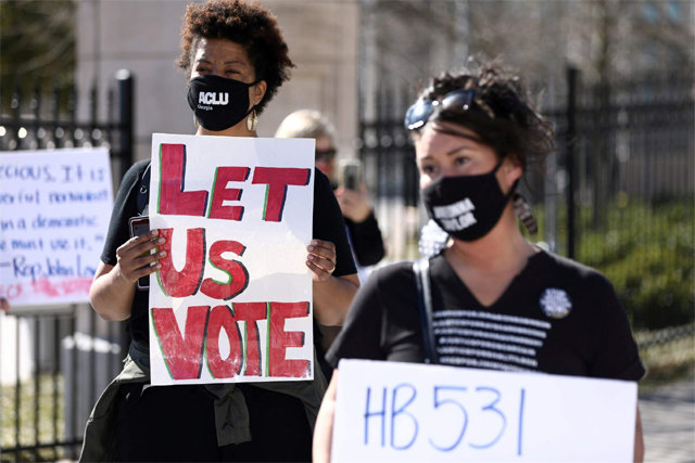 미국 조지아주에서 흑인 투표권 제한 우려가 높은 선거법 개정안이 통과되자 흑인 인권단체 회원들이 “우리에게 투표권을 달라”며 피켓 시위를 벌이고 있다. NBC 뉴스 화면 캡처