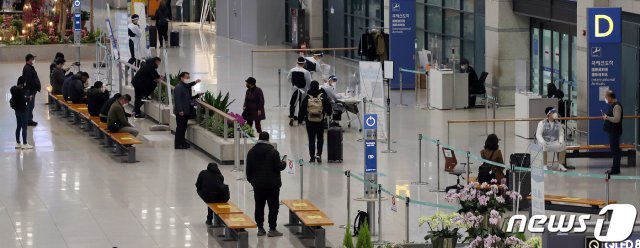 인천국제공항 제1터미널 입구장으로 들어오는 입국자들의 모습. 2021.3.4/뉴스1 © News1