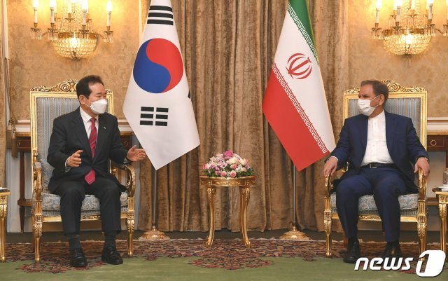 정세균 국무총리가 11일(현지시간) 이란 테헤란을 방문해 에샤크 자한기리 수석 부통령과 회담을 갖고 있다. (총리실 제공) 2021.4.12/뉴스1