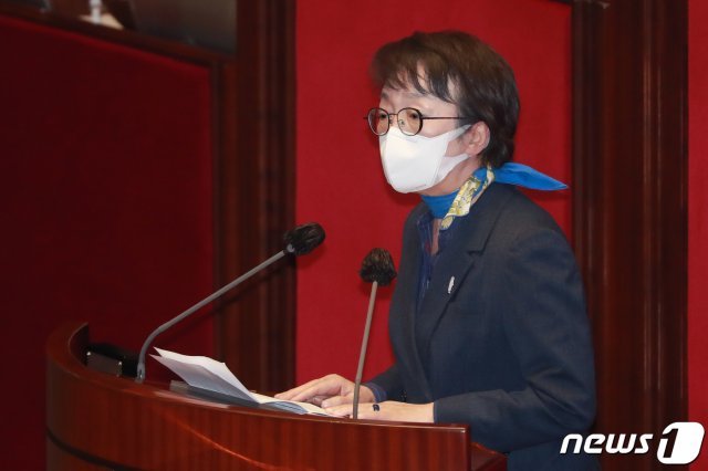 김진애 열린민주당 의원이 24일 오후 서울 여의도 국회에서 열린 본회의에서 의원직 사퇴를 앞두고 신상발언을 하고 있다. © News1