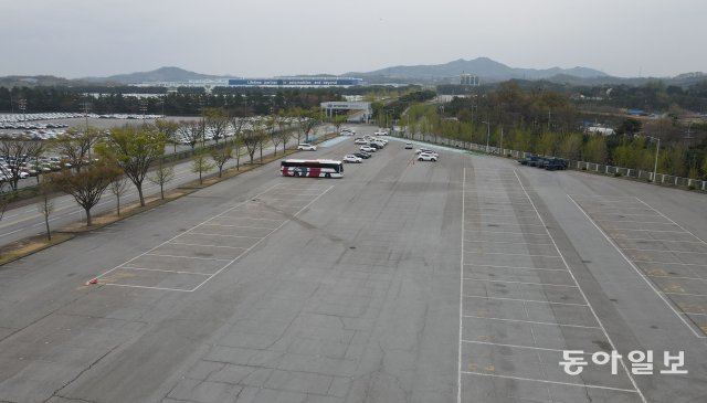 현대자동차가 차량용 반도체 수급 차질로 12~13일 충남 아산공장의 가동을 중단한다고 12일 공시했다. 이날 현대차 아산공장 직원 주차장이 텅 비어있다.
