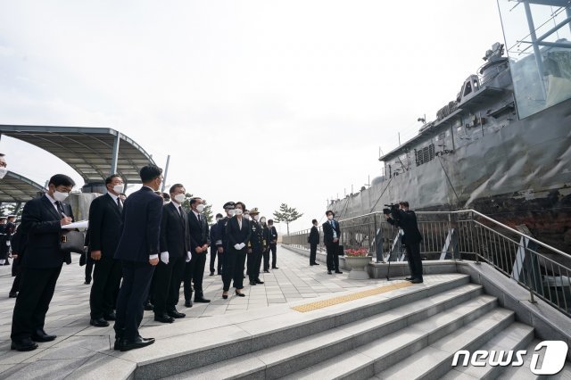 문재인 대통령과 김정숙 여사가 지난 3월26일 오후 경기 평택 해군2함대 사령부에서 열린 제6회 서해수호의날 기념식을 마친 후 천안함 선체를 둘러보며 천안함 피격사건에 대한 설명을 경청하고 있다. 2021.3.26/뉴스1 © News1