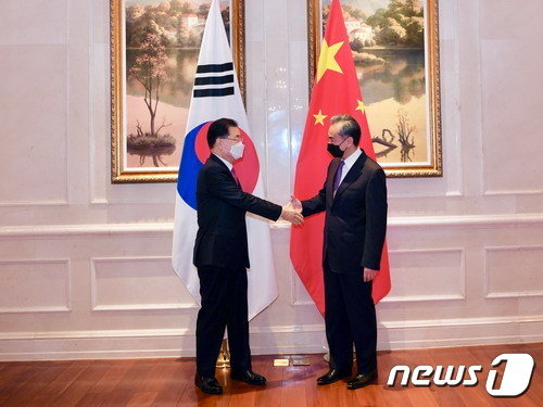 정의용 외교부 장관과 왕이 중국 국무위원 겸 외교부장이 지난 3일 중국 샤만 하이웨호텔에서 한중 외교장관회담을 시작 하기 전 악수를 하고 있다.(중국 외교부 제공)© 뉴스1