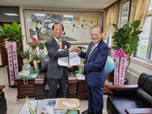 왼쪽 김일윤 헌정회장, 오른쪽 김병태 대한민국헌정회 복지장학재단 이사장(사진 제공: 재단법인 대한민국 헌정회 복지장학재단)