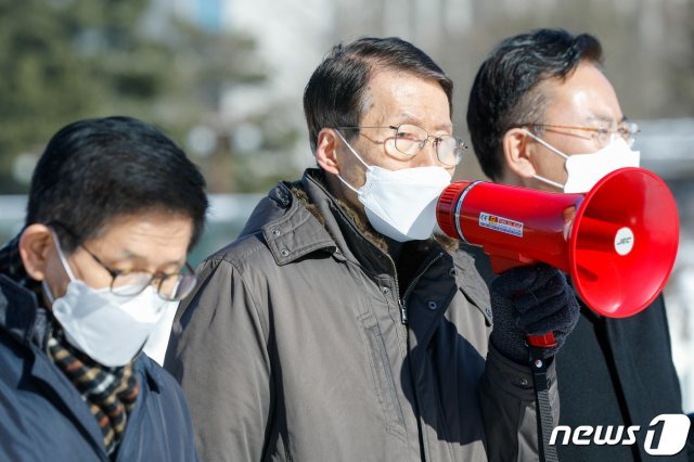 김태훈 한반도 인권과 통일을 위한 변호사모임(한변) 상임대표가 지난 2월 4일 오전 서울 여의도 국회의사당 앞에서 열린 ‘사법독립 침해하는 판사탄핵 중단·판사탄핵 방관하는 대법원장 탄핵 요구 기자회견’에서 발언하고 있다.  © News1