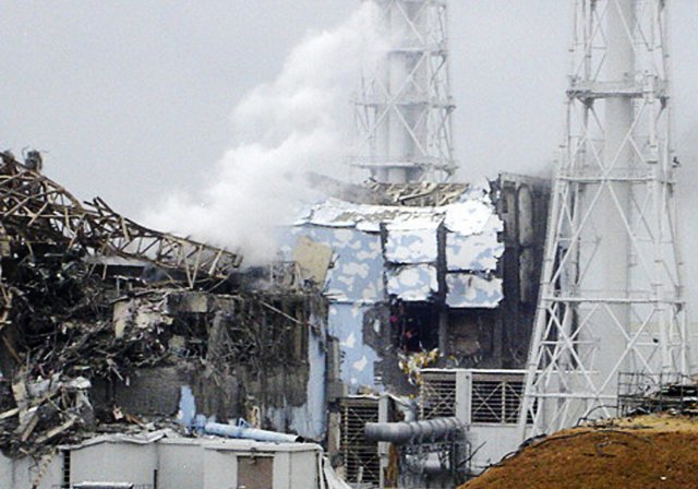 동일본대지진이 발생한 2011 년 3 월 15 쓰나미가 오쿠마 타운에있는 후쿠시마 다이 이치 원자력 단지의 4 호기를 덮치면서 원전이 녹아내렸다. AP=뉴시스