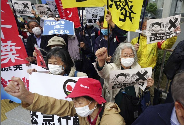 13일 후쿠시마 원전 오염수 해양 방류를 반대하는 일본 시민들이 도쿄 총리실 앞에서 집회를 열고 구호를 외치고 있다. AP=뉴시스