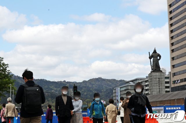 맑은 하늘과 함께 찬바람 찾아온 13일 오후 서울 세종대로 사거리에서 시민들이 발걸음을 재촉하고 있다. 2021.4.13/뉴스1 © News1