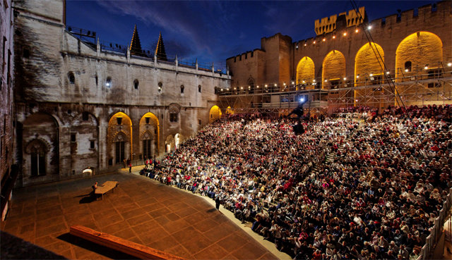 프랑스 아비뇽 페스티벌의 주 무대인 아비뇽 교황청 무대의 객석이 가득 찬 모습(2010년). 거대한 석조건물을 배경으로 약 2000명의 관객을 수용할 수 있다. LG아트센터 제공