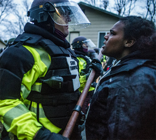 12일 미국 미네소타주 브루클린센터에서 경찰의 과잉 진압을 규탄하는 시위대가 경찰과 대치하고 있다. 11일 이곳에서 흑인 돈트 라이트가 경찰의 총에 맞아 사망했다. 브루클린센터=AP 뉴시스