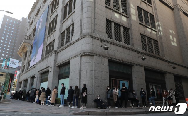서울 시내의 한 백화점 명품관에 영업시간 전부터 명품 매장 입장을 기다리는 시민들이 줄을 서고 있는 모습. 2021.3.30 © News1