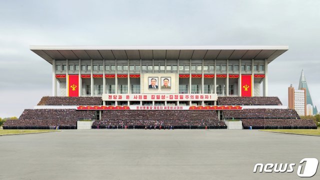 북한 김정은 노동당 총비서가 제6차 당 세포비서대회 참가자들과 13일 기념사진을 찍었다고 당 기관지 노동신문이 14일 보도했다. (평양 노동신문=뉴스1)