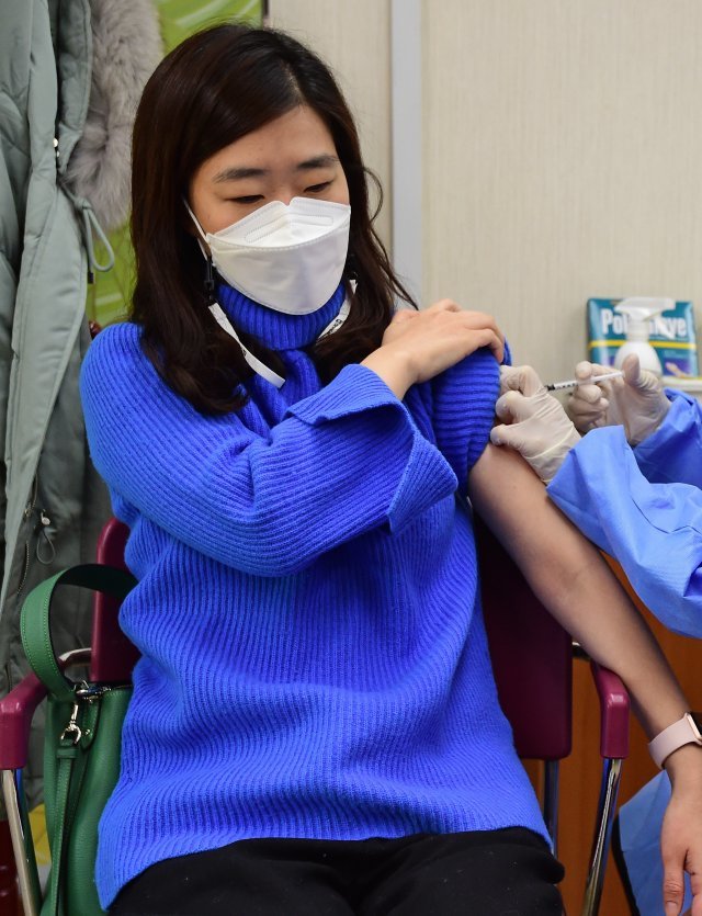 2월 26일 한 요양병원에서 젊은 여성 종사자가 아스트라제네카 백신 접종을 받고 있다.